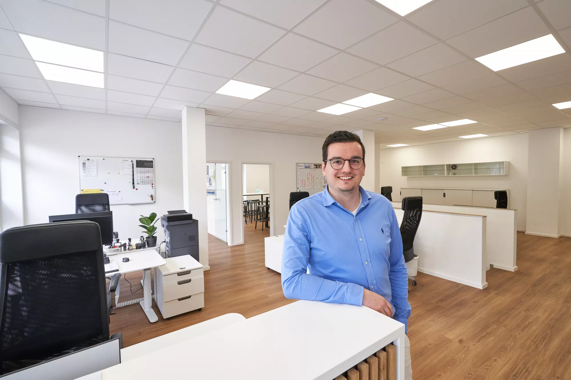 Patrick Zellner, Immobilienmakler aus Ingolstadt, empfängt Sie im Eingangsbereich von Immobilien Zellner